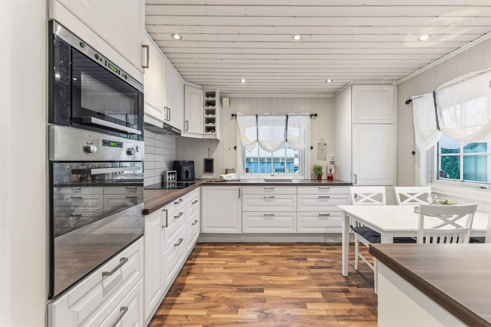 Boligen har et stort og flott kjøkken med mye skap- og benkeplass. Galleribilde