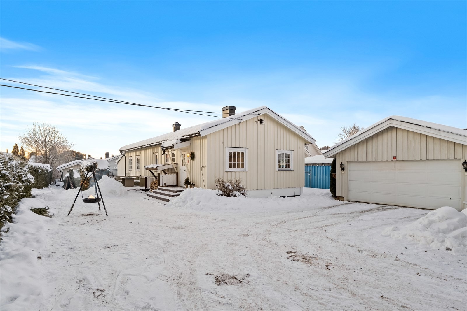 Velkommen til Råholtvegen 85 B! En innholdsrik familiebolig med tilhørende dobbel garasje. Galleribilde