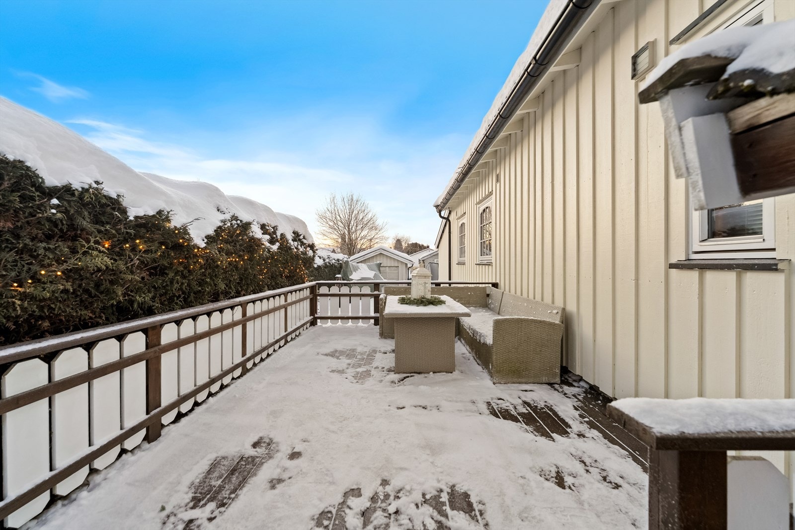 Det er også en skjermet terrasse på siden av boligen, som måler ca. 15 kvm. Galleribilde