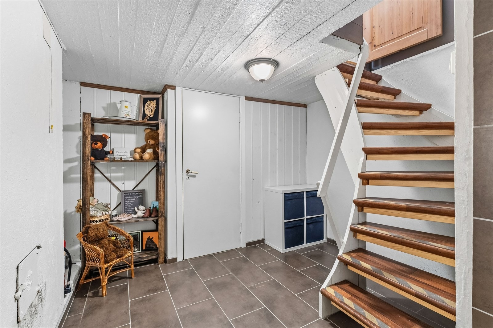 I kjelleretasjen finner du kjellerstue, soverom, bad/vaskerom og boder. Galleribilde