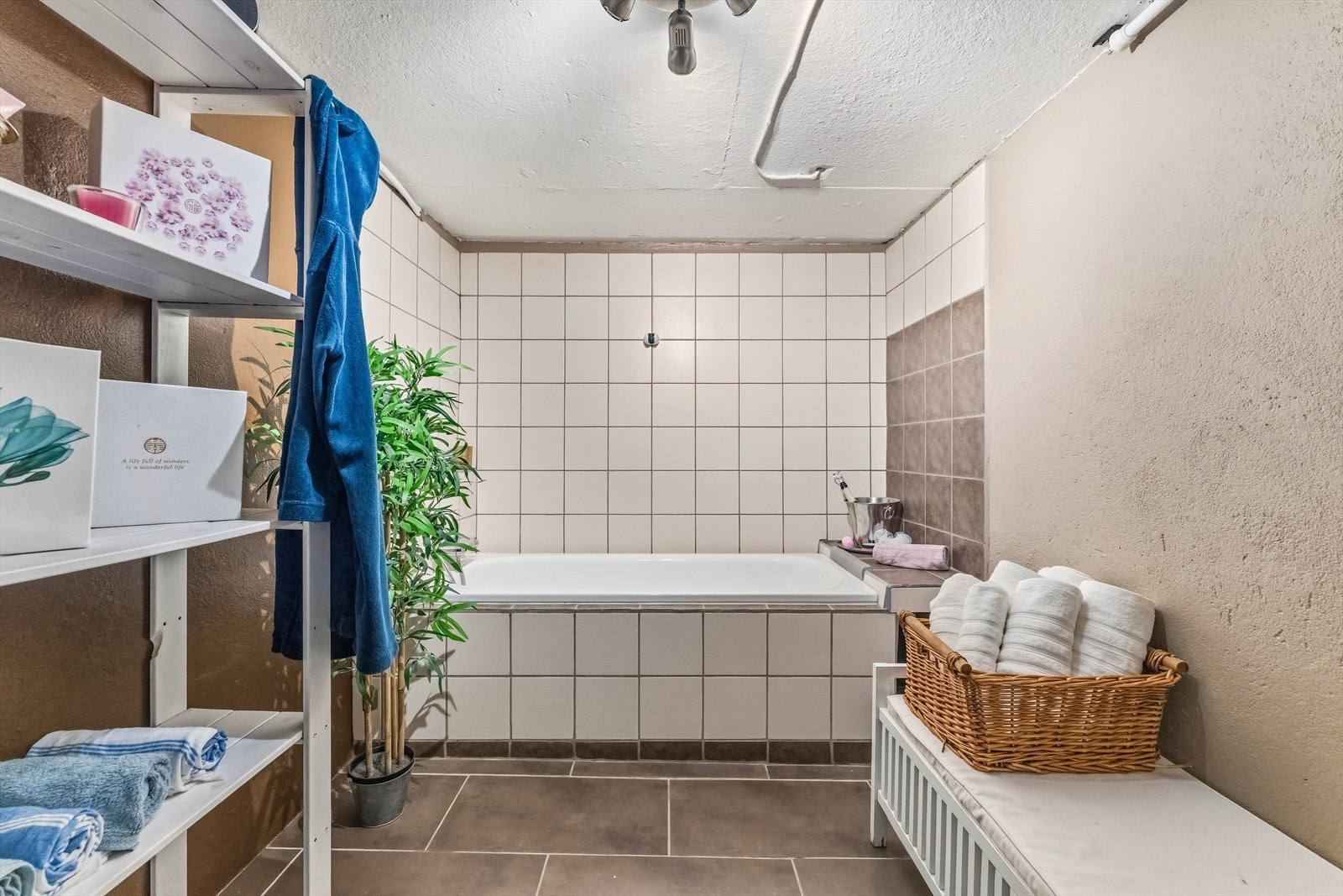 Her er det innredet med innfliset badekar. Galleribilde