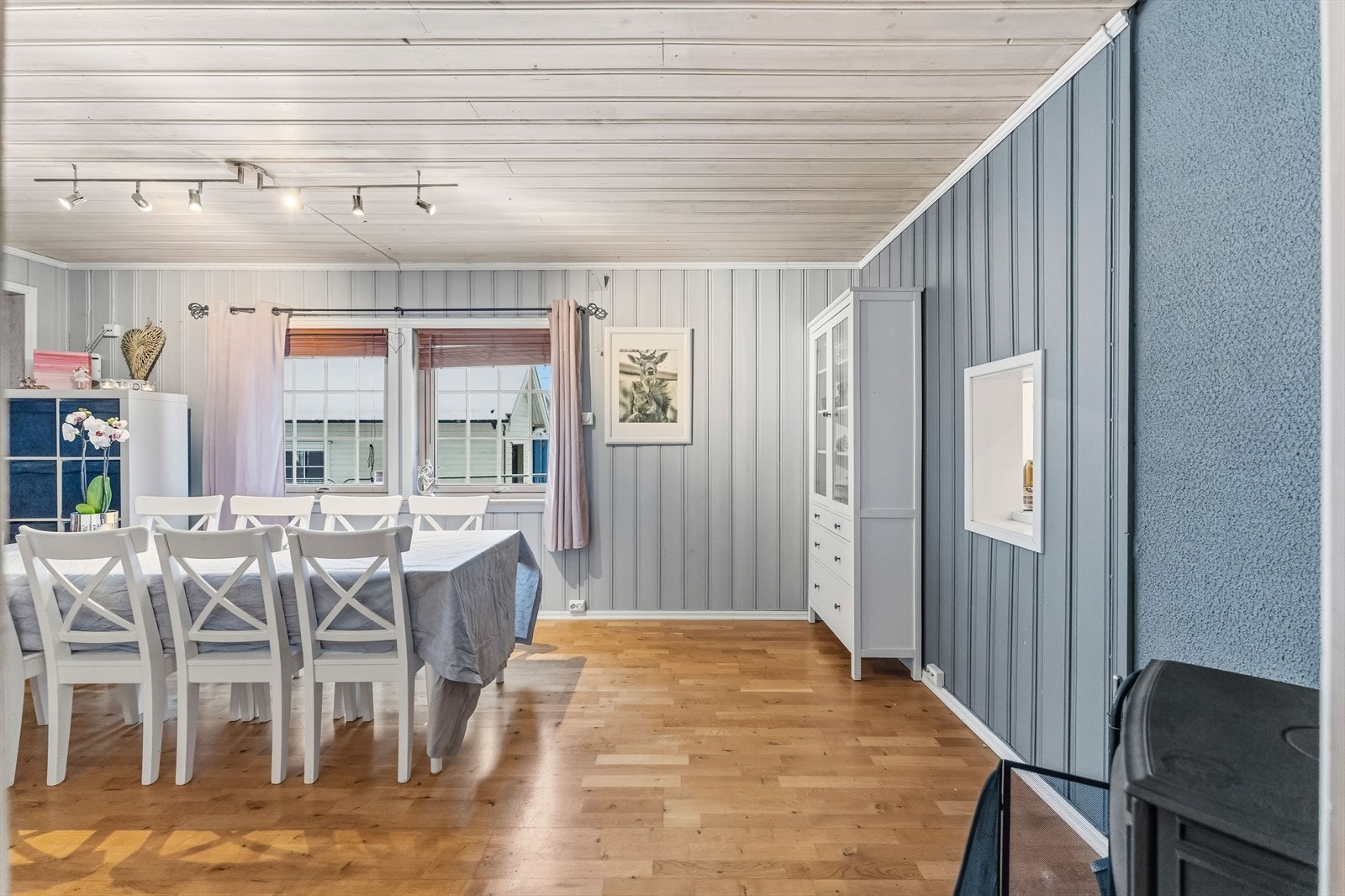 Spisestue. Her er det god plass til stort spisebord og mange gjester. Galleribilde