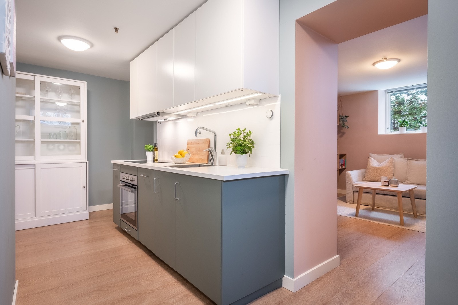 Dette er en romslig og godt oppgradert 2-roms leilighet med god oppbevaringsplass, samt hyggelige og sosiale oppholdsrom. Galleribilde