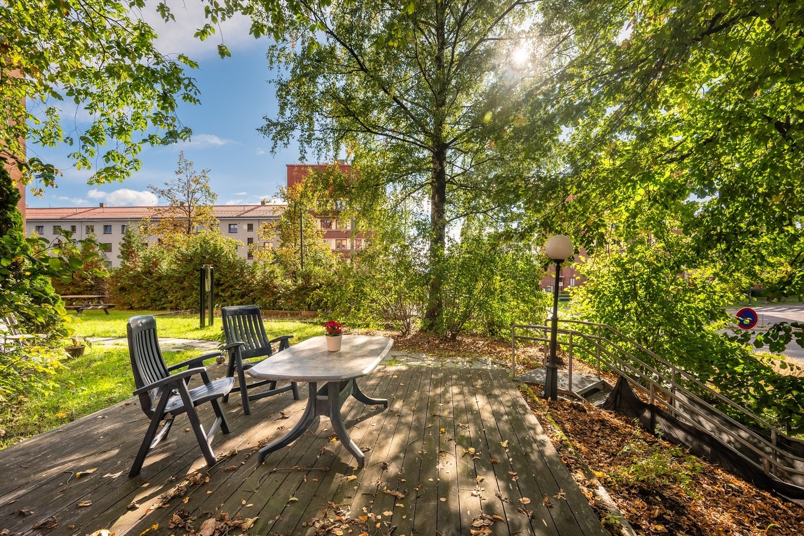 Inngangen til sameiet byr på frodig beplantning og hyggelige sosiale soner. Galleribilde