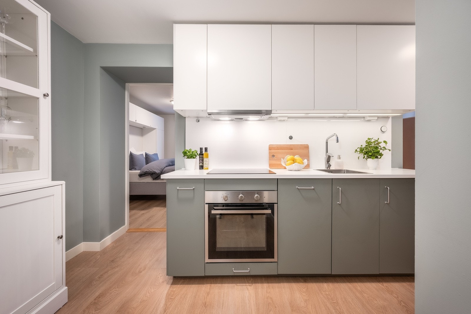 Kjøkkenet har en moderne innredning med matte fronter, laminat benkeplate og rustfri oppvaskkum. Innredningen har integrerte hvitevarer og ventilator med kullfilter. Varmtvannsbereder og kjøkkenarmatur er nytt fra 2024. Galleribilde