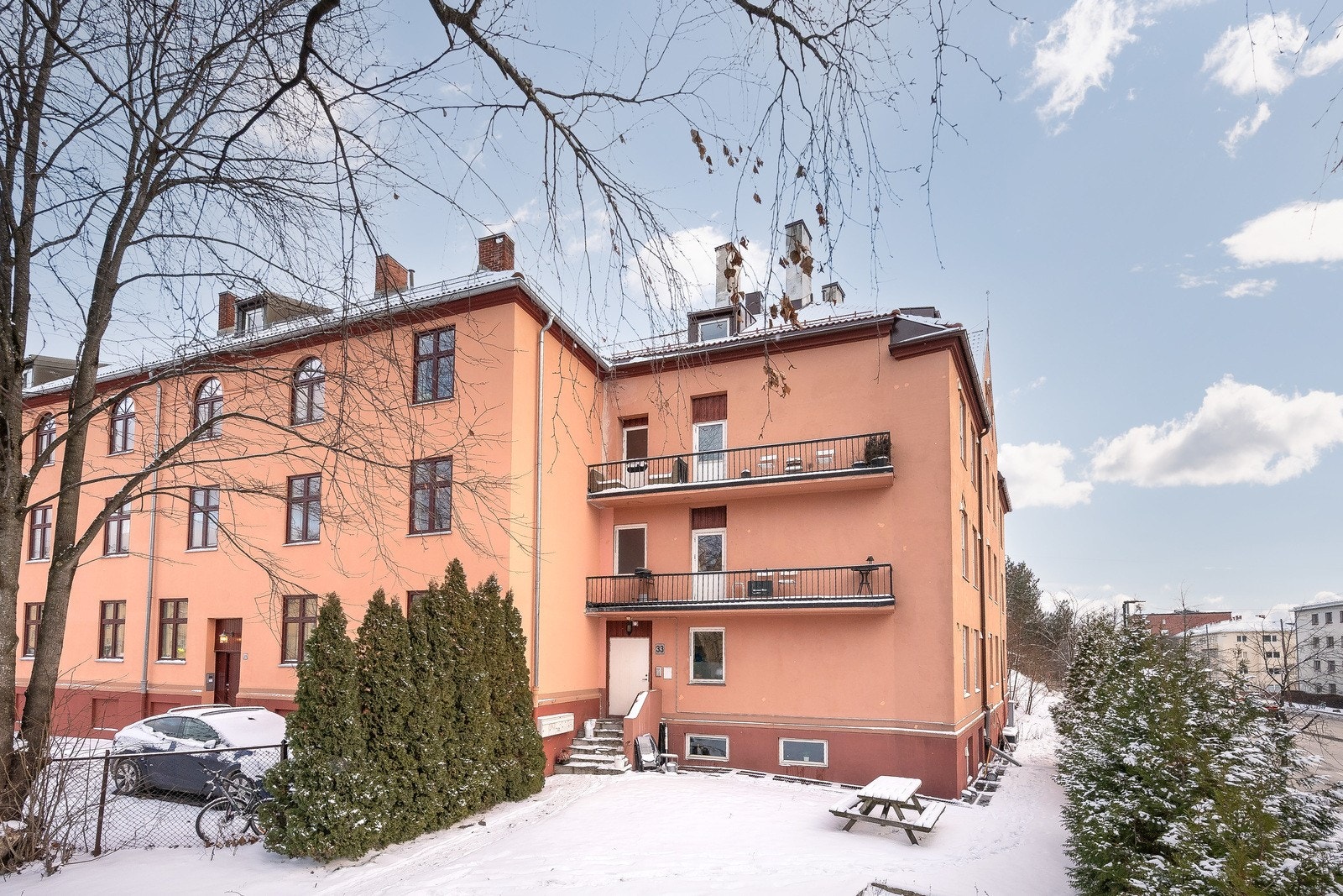 Kollektivtilbudet er svært godt, med bussholdeplass ved Arkitekt Rivertz plass og Sagene plass kun minutter unna. Her er også døgnåpen joker, samt daglivarehandler i kort gåavstand. Galleribilde