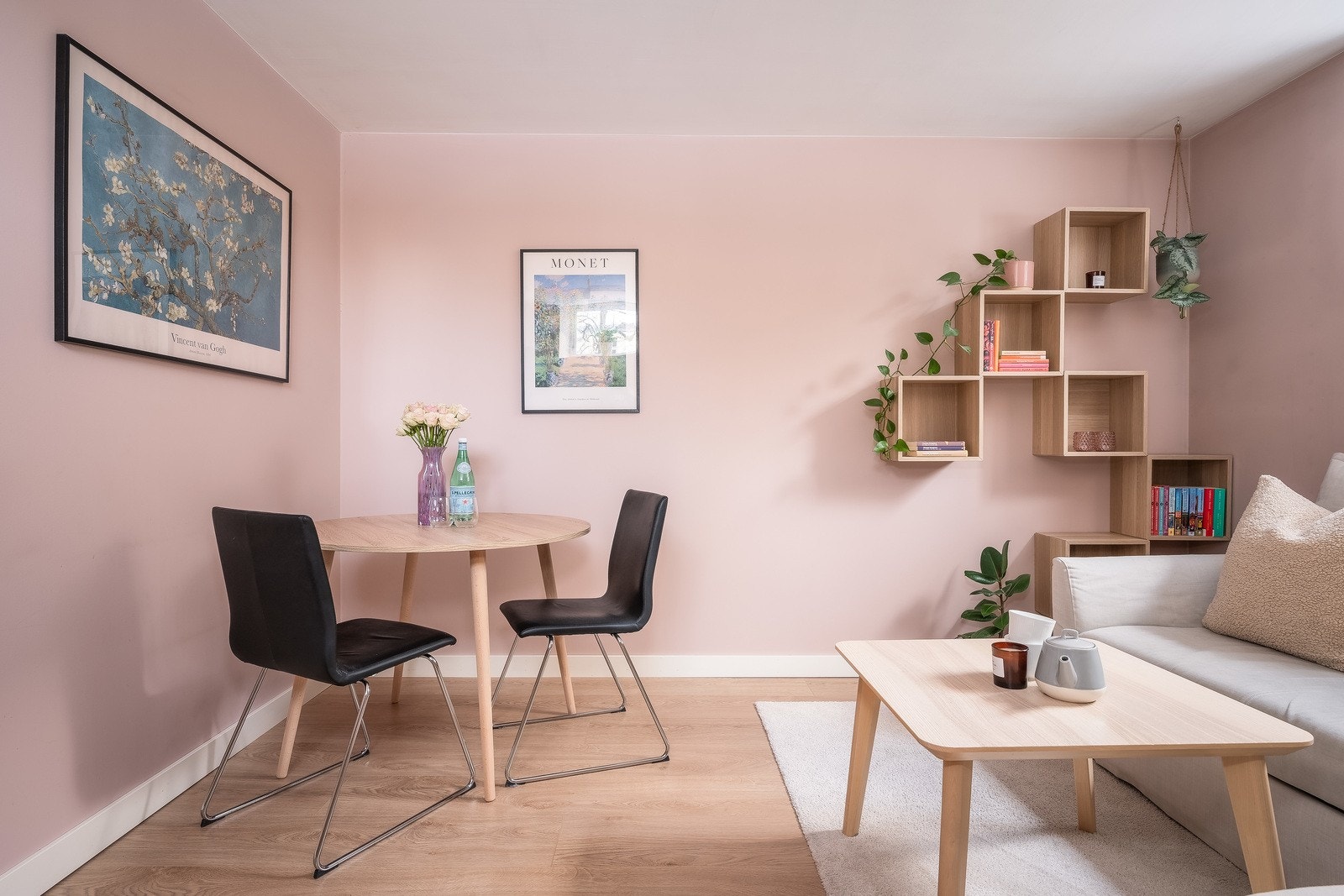 Stuen har gode og rene overflater og gir plass til naturlige soner for hverdagen. Galleribilde