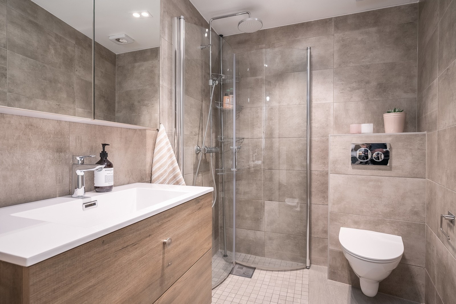 Badet er totalrenovert i 2024 og fremstår som moderne og luftig. Opplegg til vaskemaskinen er i eget vaskerom ved siden av så her er det god plass. Galleribilde