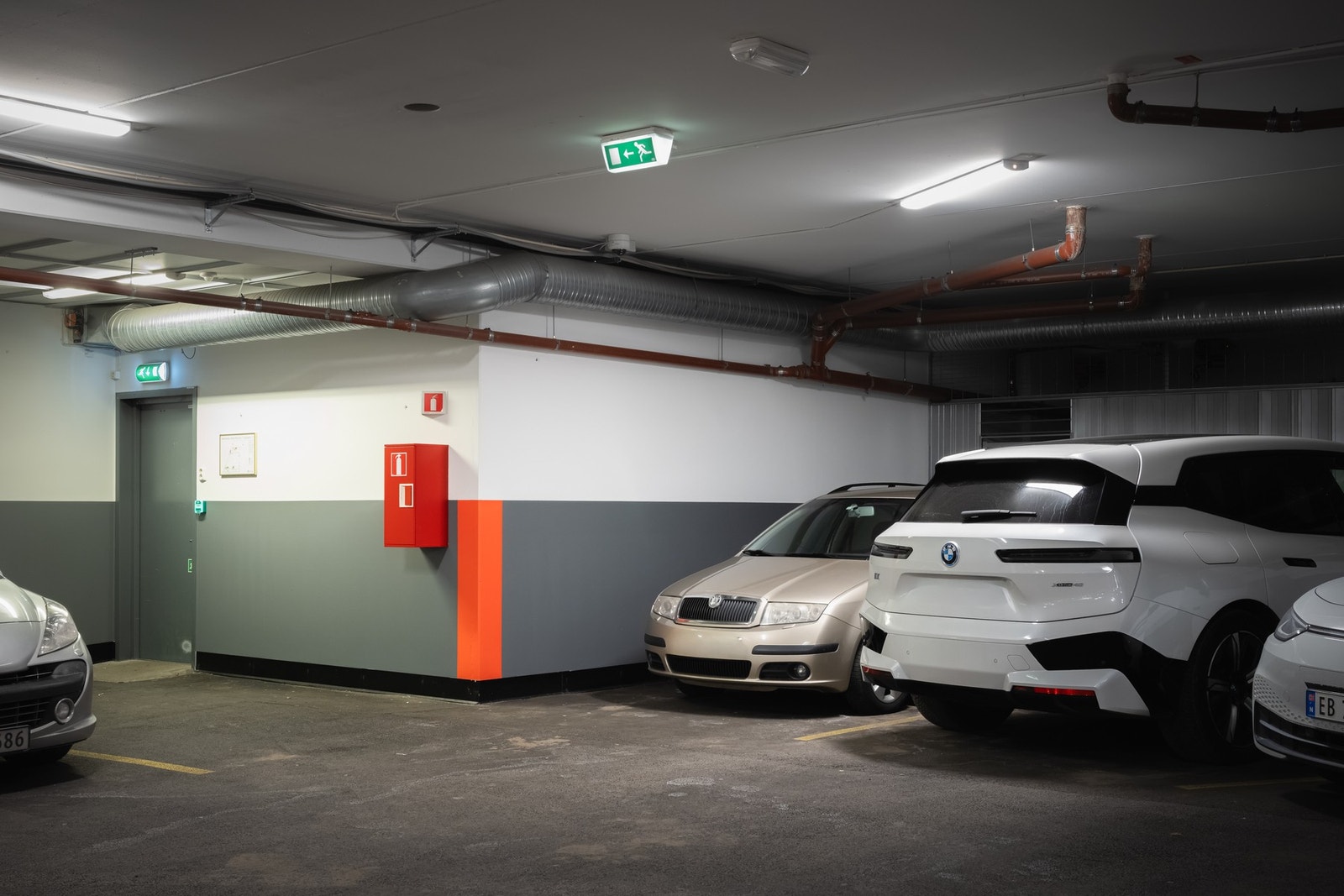 Boligen har to garasjeplasser ved siden av hverandre, nærmest oppgangen. Galleribilde