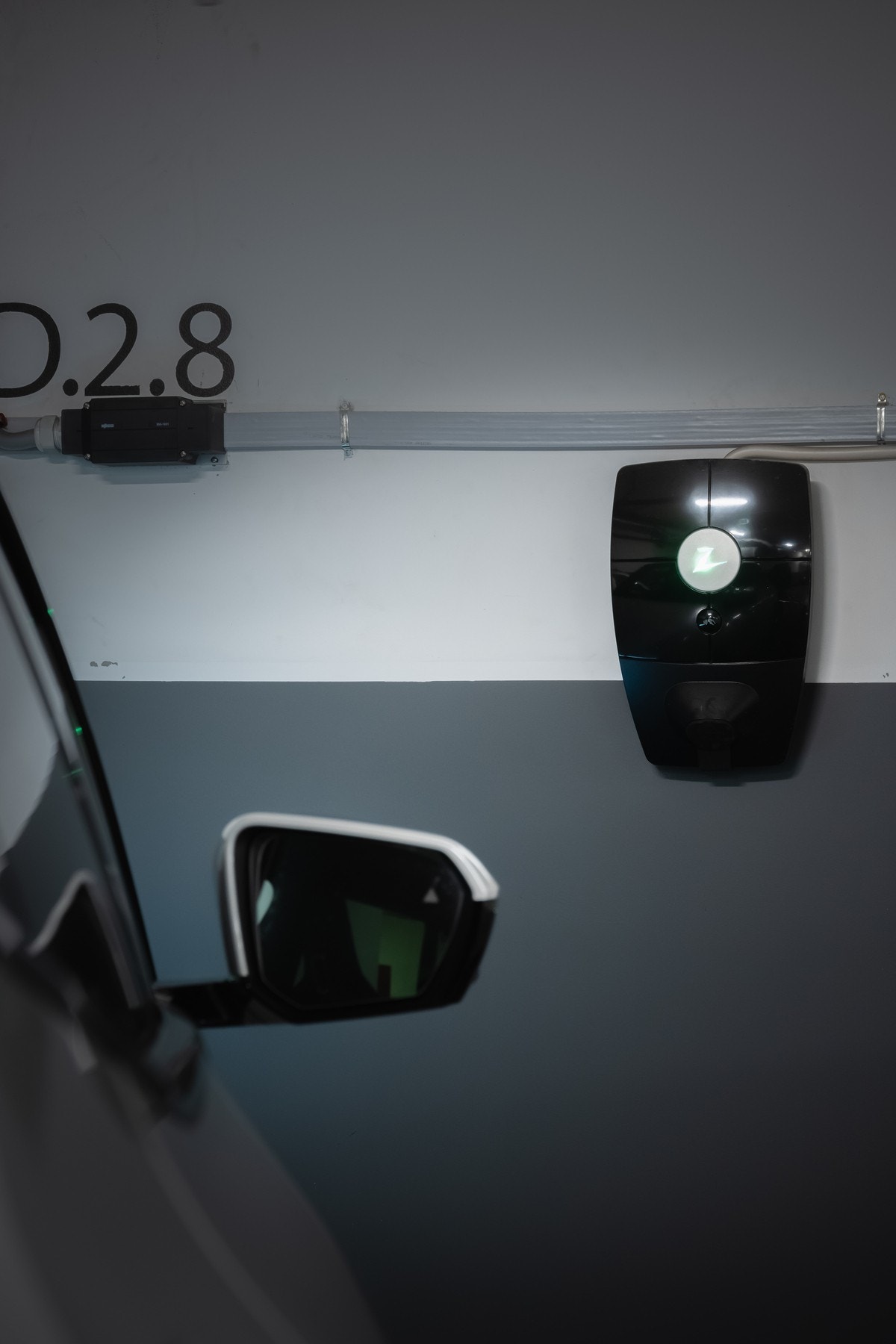 Den store plassen har lader for el-bil montert. Galleribilde