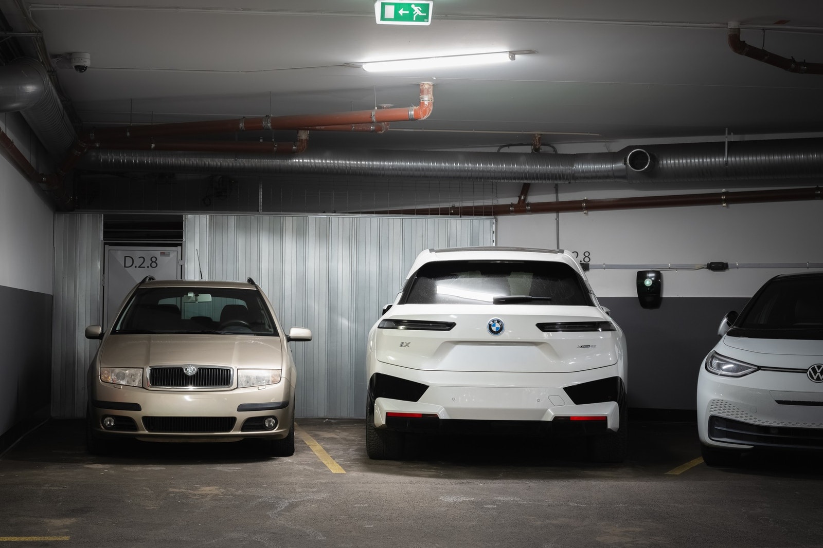 Den ene parkeringsplassen er ekstra romslig og har god plass. Bak plassene er boligens en av to kjellerboder. Den andre er inne i sameiets bodområdet. Galleribilde