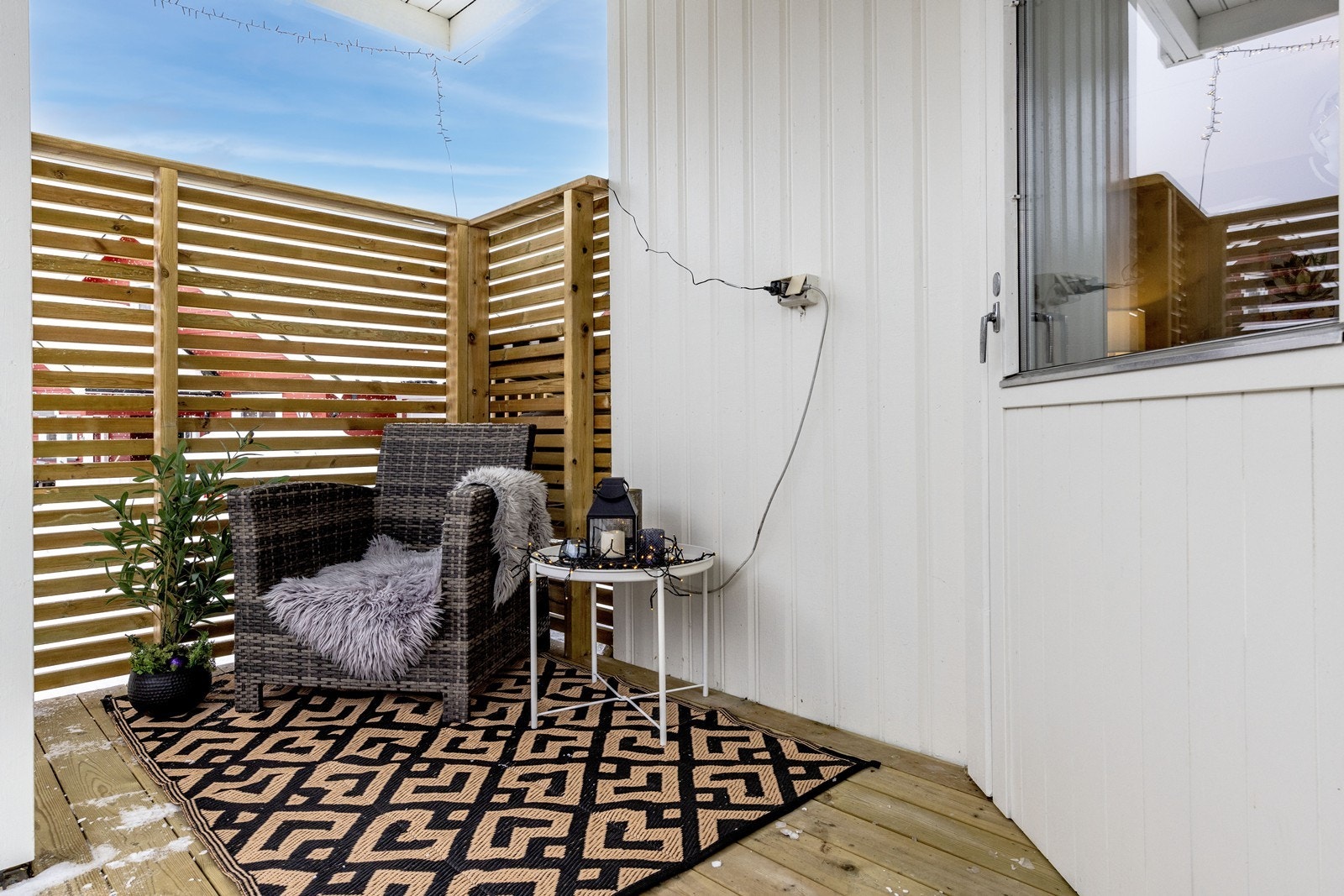 Deler av terrasseplattingen er overbygget og lun. Galleribilde