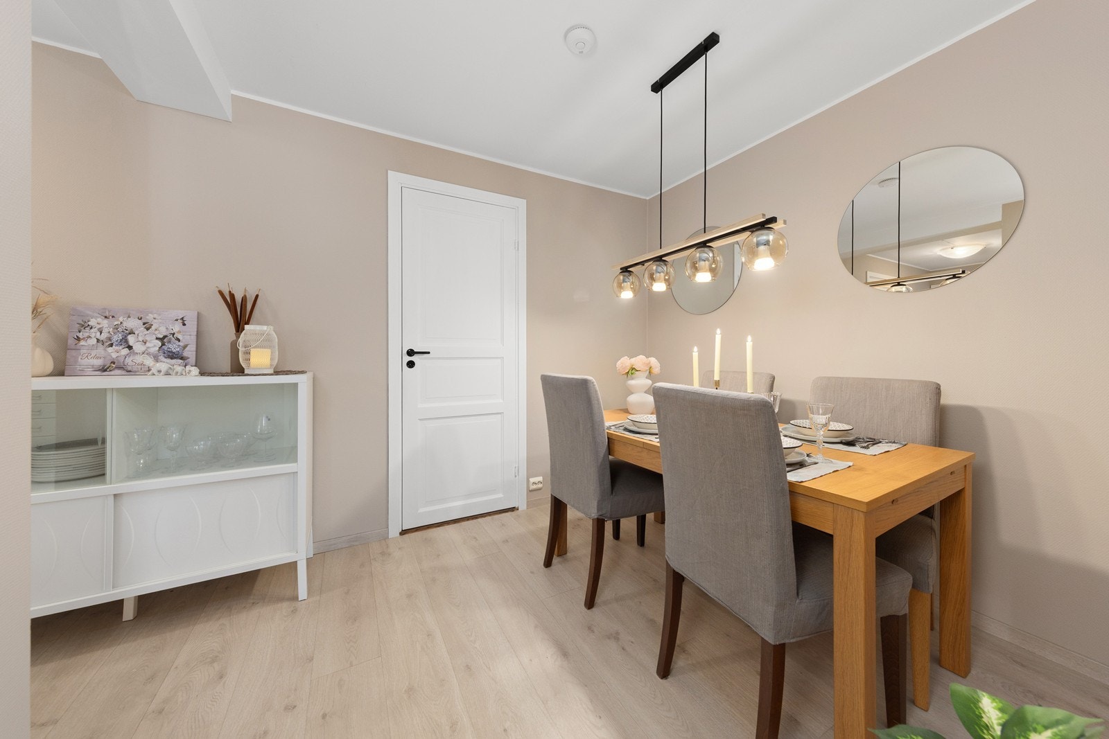 Deler av dette arealet er opprinnelig godkjent som bod, og er derfor ikke godkjent som rom for varig opphold. Galleribilde