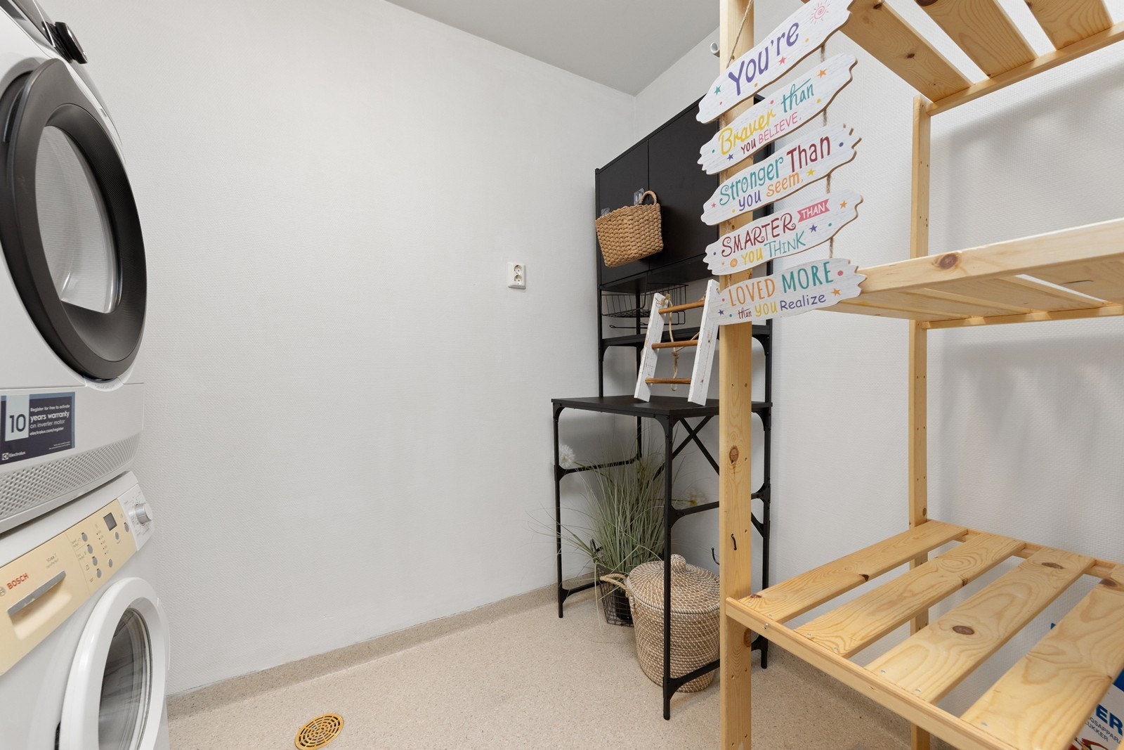 Den innvendige boden er utstyrt med opplegg for vaskemaskin og har sluk i gulv. Galleribilde