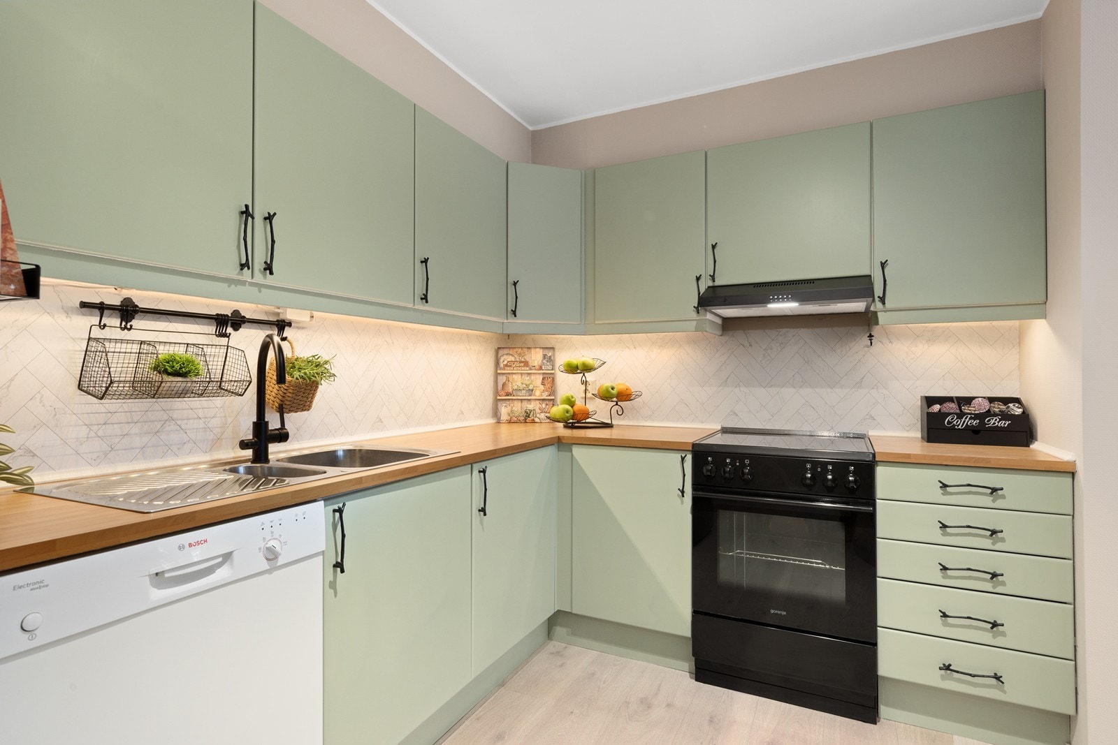 Det er avsatt plass i innredningen til kjøleskap/fryseskap, oppvaskmaskin og komfyr. Galleribilde