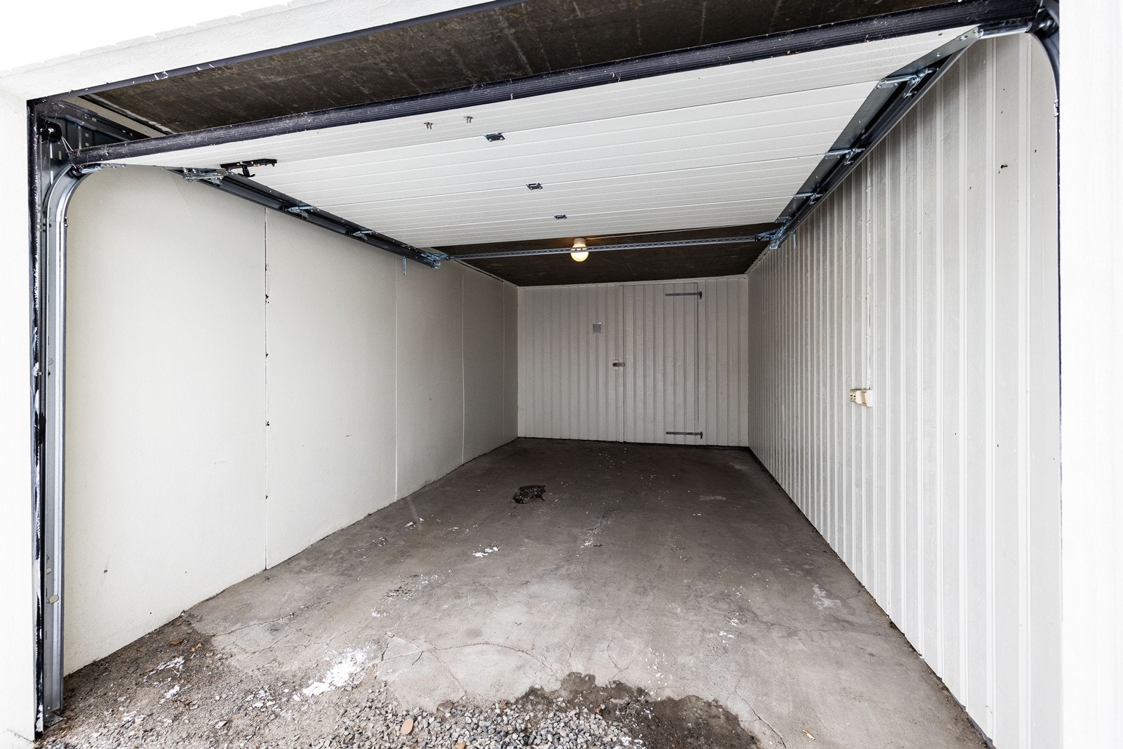 Utendørs har man også en garasjeplass og en utvendig bod i bakkant. Galleribilde