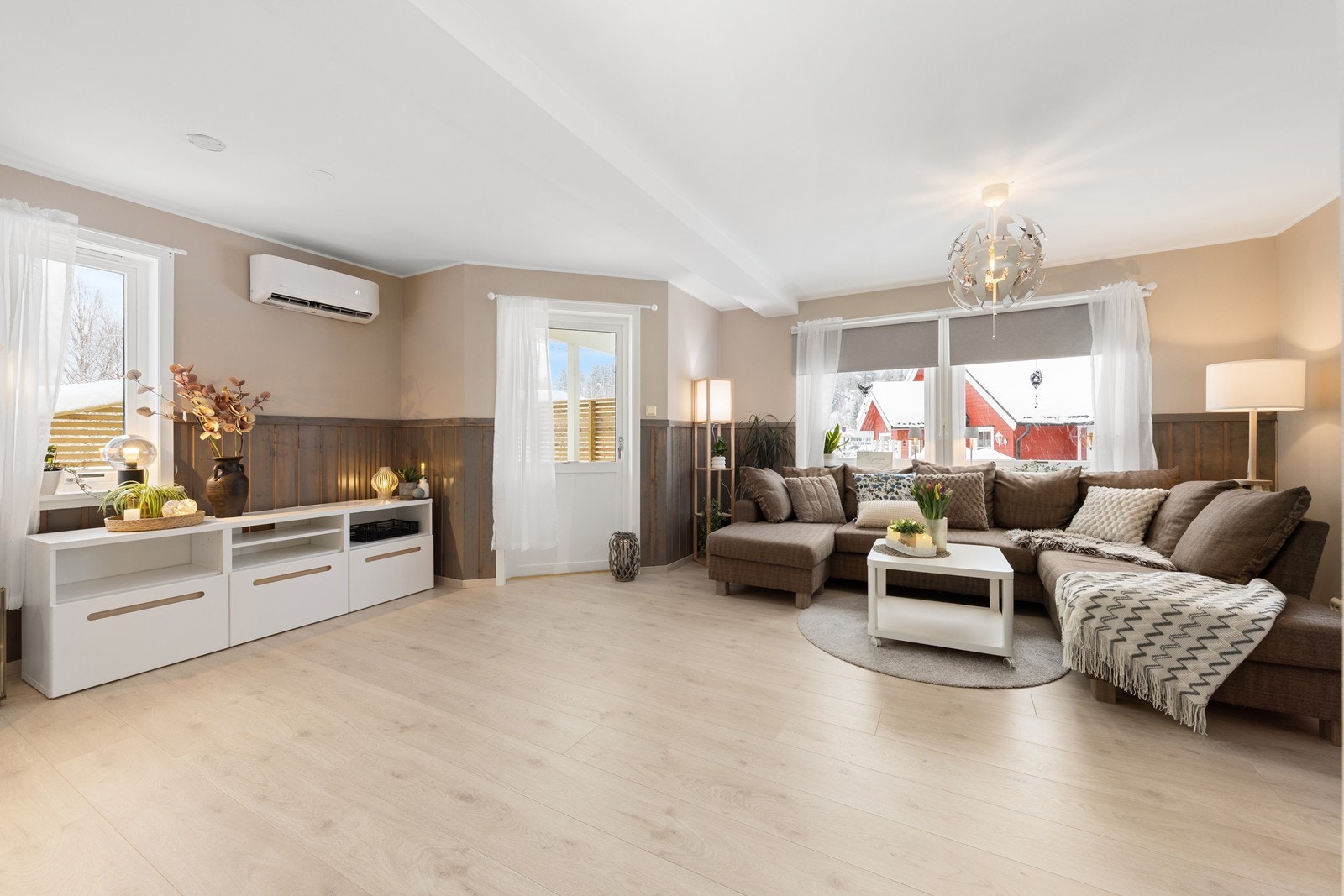 Rommet er innbydende og romslig med god plass til ønsket møblering. Galleribilde