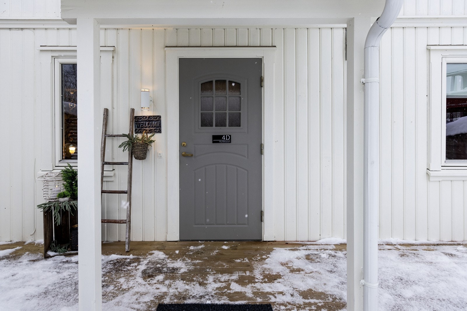 Inngangspartiet er overbygget og gir en hyggelig velkomst. Galleribilde