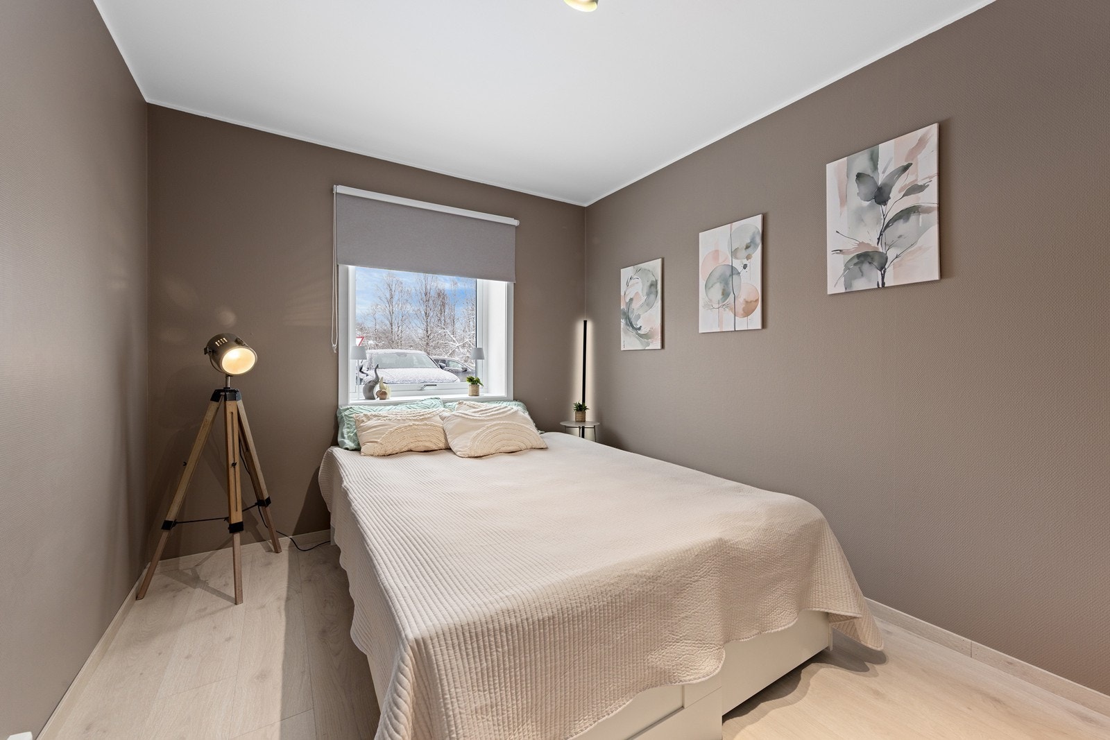 Begge rommene er av god størrelse med plass til dobbeltseng. Galleribilde