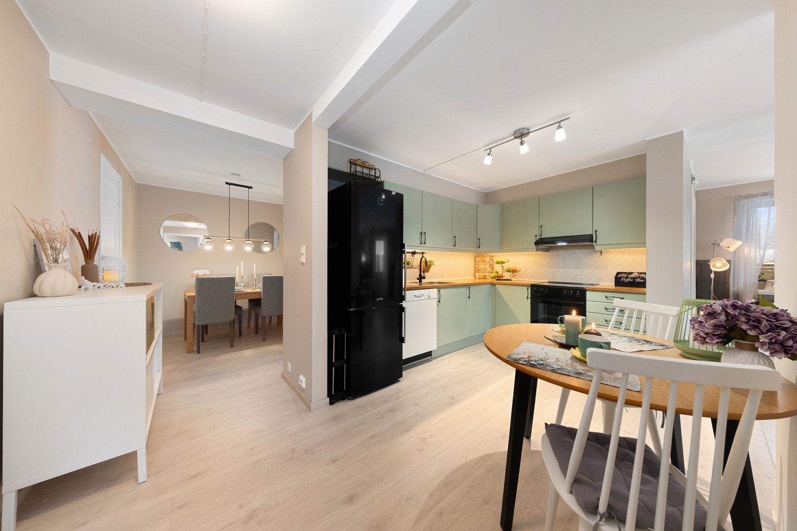 I bakkant av kjøkkenet er det i dag innredet med spisestue. Galleribilde