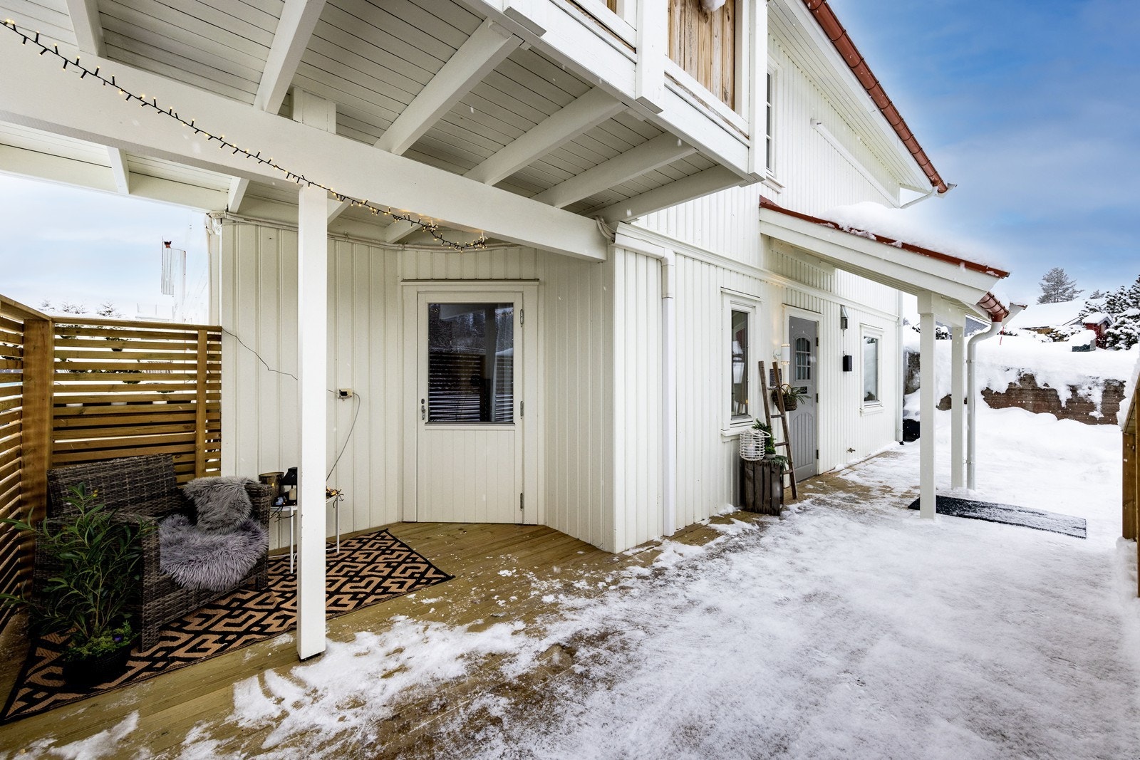 Leiligheten har en koselig uteplass med utgang fra terrasse, samt en egen liten hageflekk. Galleribilde