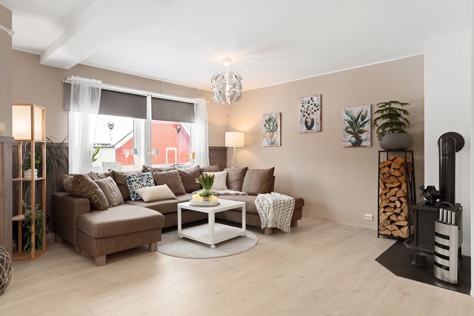 Oppvarming skjer med både vedovn og varmepumpe. Galleribilde