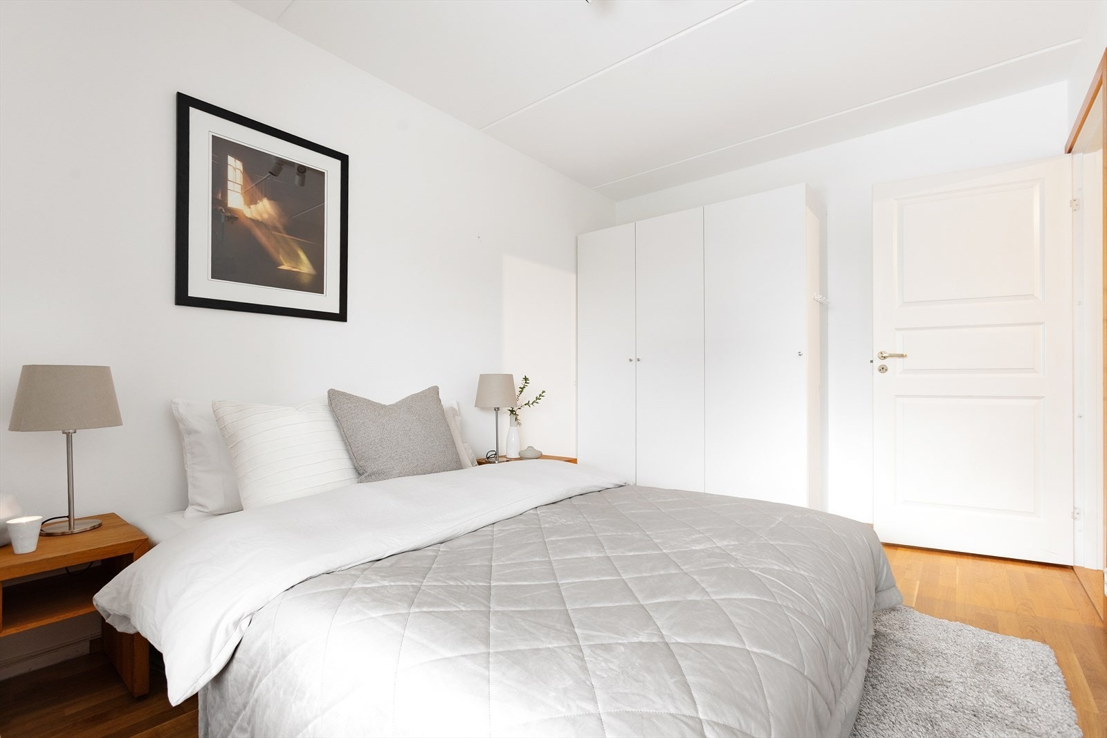 Her er det rikelig med oppbevaringsplass i medfølgende garderobeskap. Galleribilde