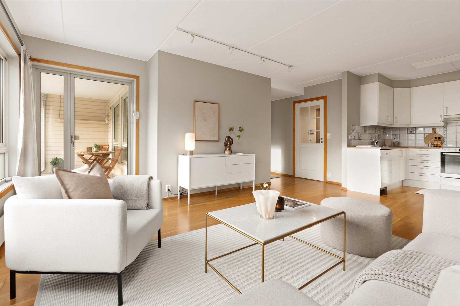 Fra stuen er det direkte utgang til en romslig, overbygget terrasse. Galleribilde