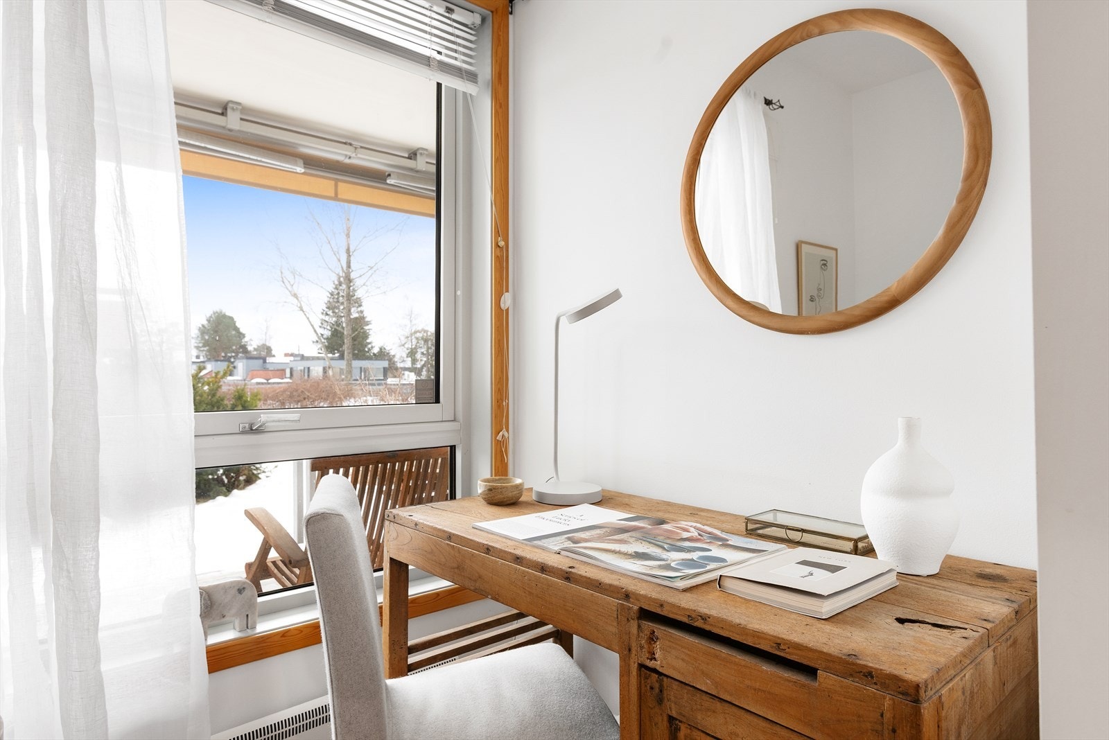 Rommet har plass til en kontorpult ved vinduet for en lys arbeidsplass. Galleribilde