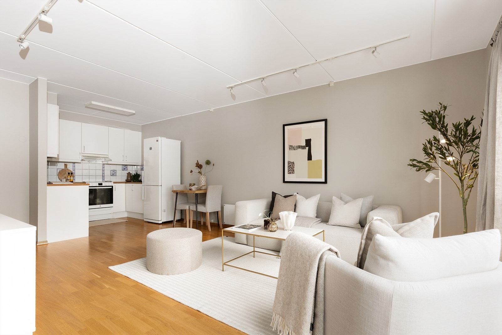 Leiligheten har en åpen og sosial planløsning mellom stue og kjøkken. Galleribilde