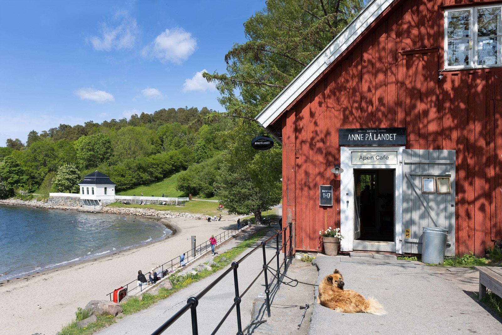 Nyt en kaffe på populære "Anne på landet" ved Hvervenbukta, en kort tur unna. Galleribilde