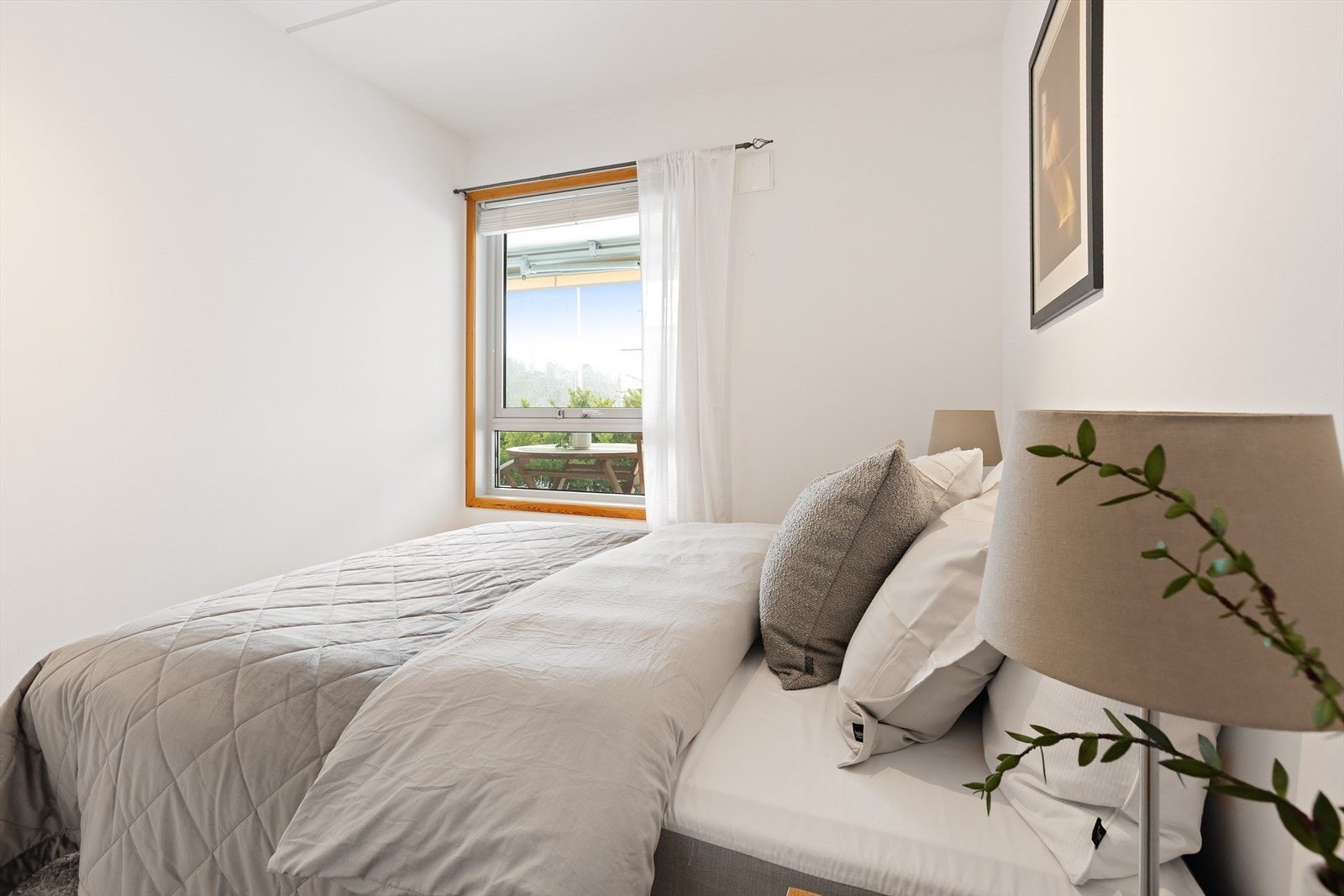 Vinduet på soverommet vender ut mot rolige, grønne omgivelser. Galleribilde