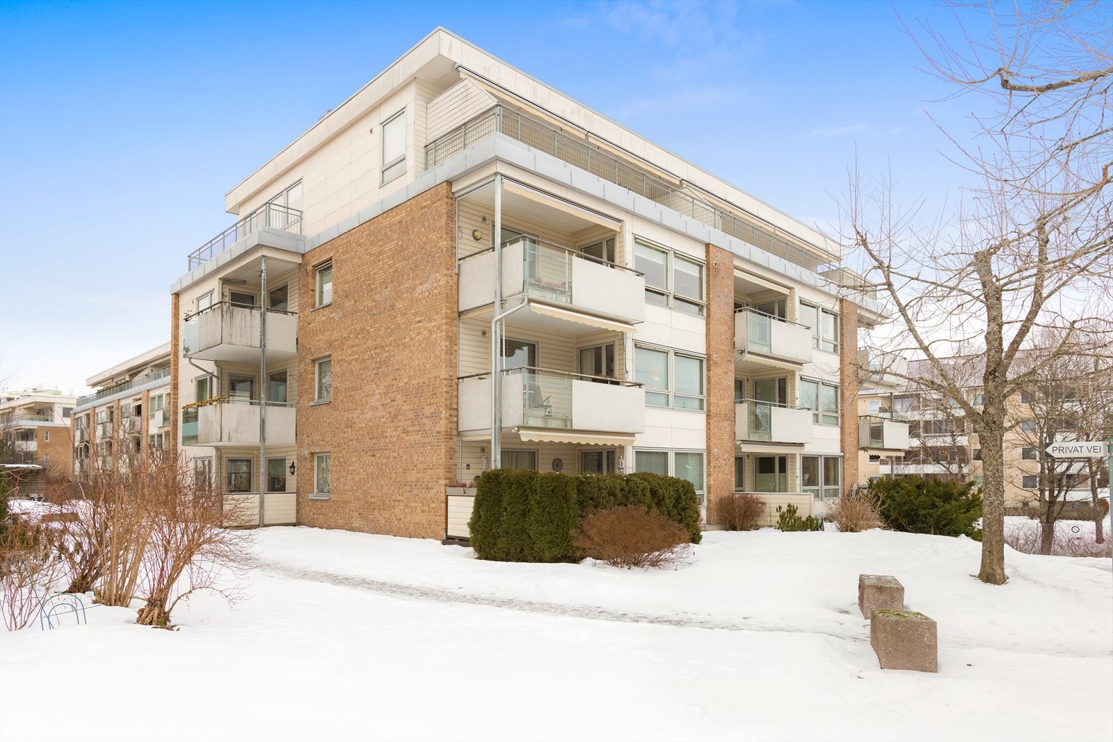 Bygget har en kombinasjon av teglstein og panel på fasaden, og ligger i et etablert område. Galleribilde