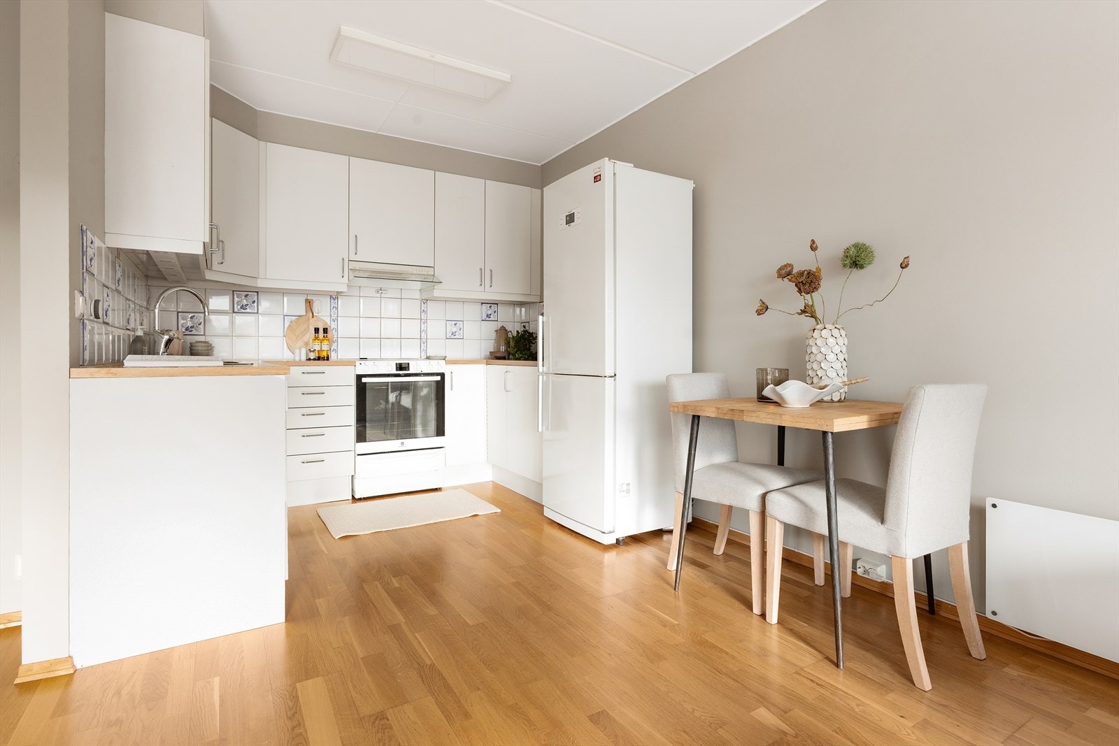 Kjøkkenet er praktisk utformet med god benke- og skapplass. Galleribilde