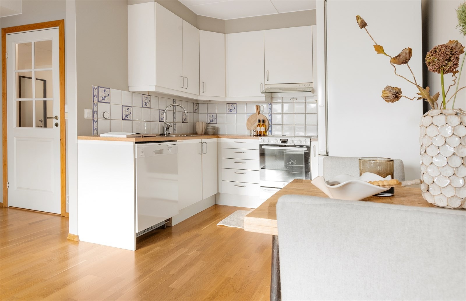 Det er opplegg for oppvaskmaskin og plass til frittstående hvitevarer. Galleribilde