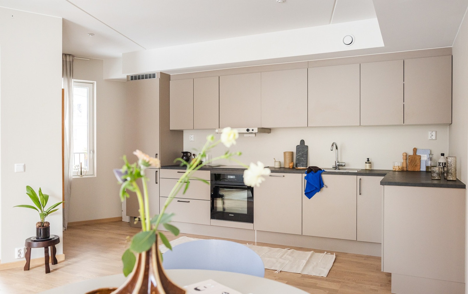 Stue/kjøkken-løsningen byr på vinduer i to himmelretninger. Galleribilde