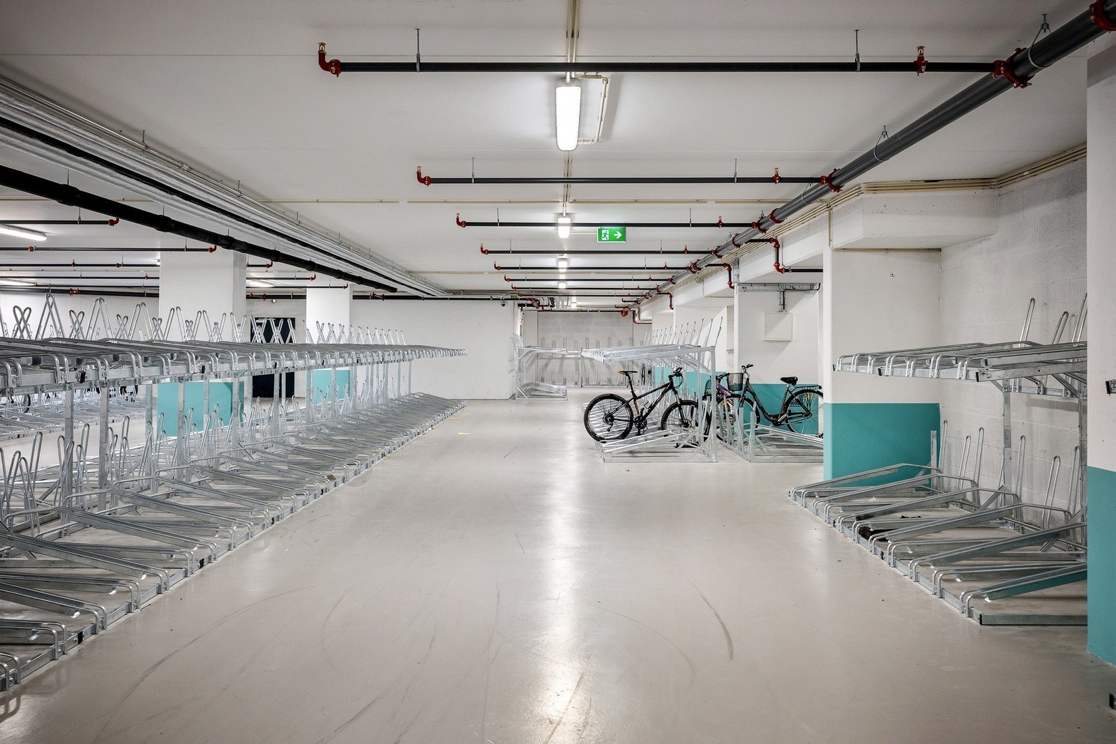 Det er sykkelparkering i borettslagets lokaler. Galleribilde