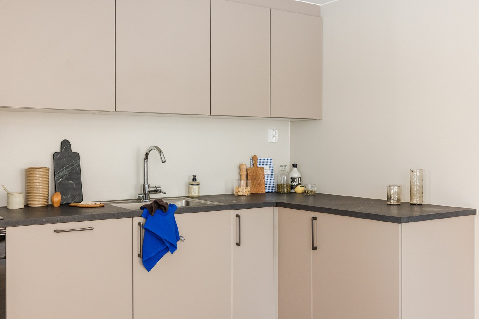 Praktisk L-kjøkken byr på rikelig med både benk-og skapplass. Galleribilde