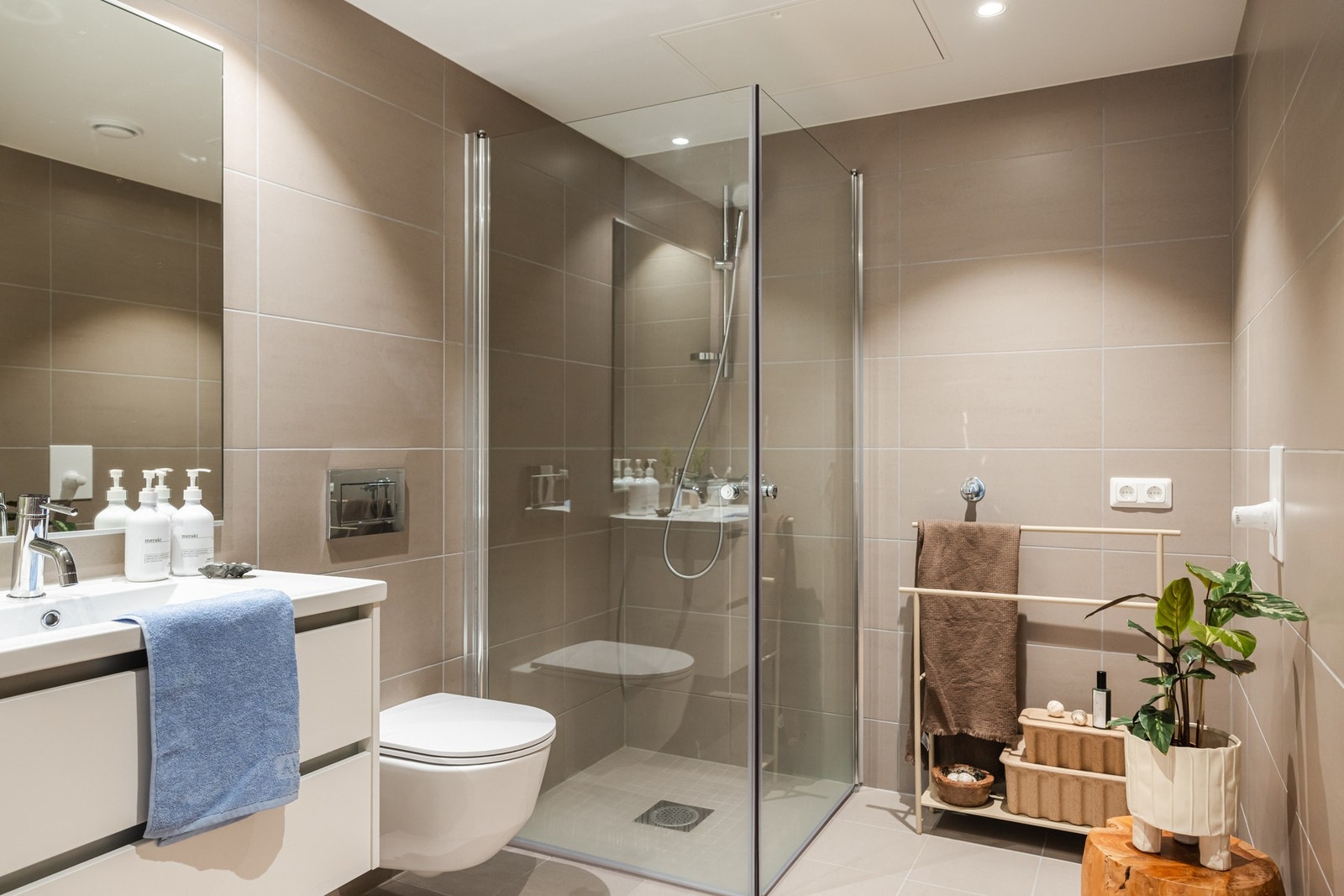 Stort baderom er innredet med et moderne og stilrent uttrykk. Galleribilde