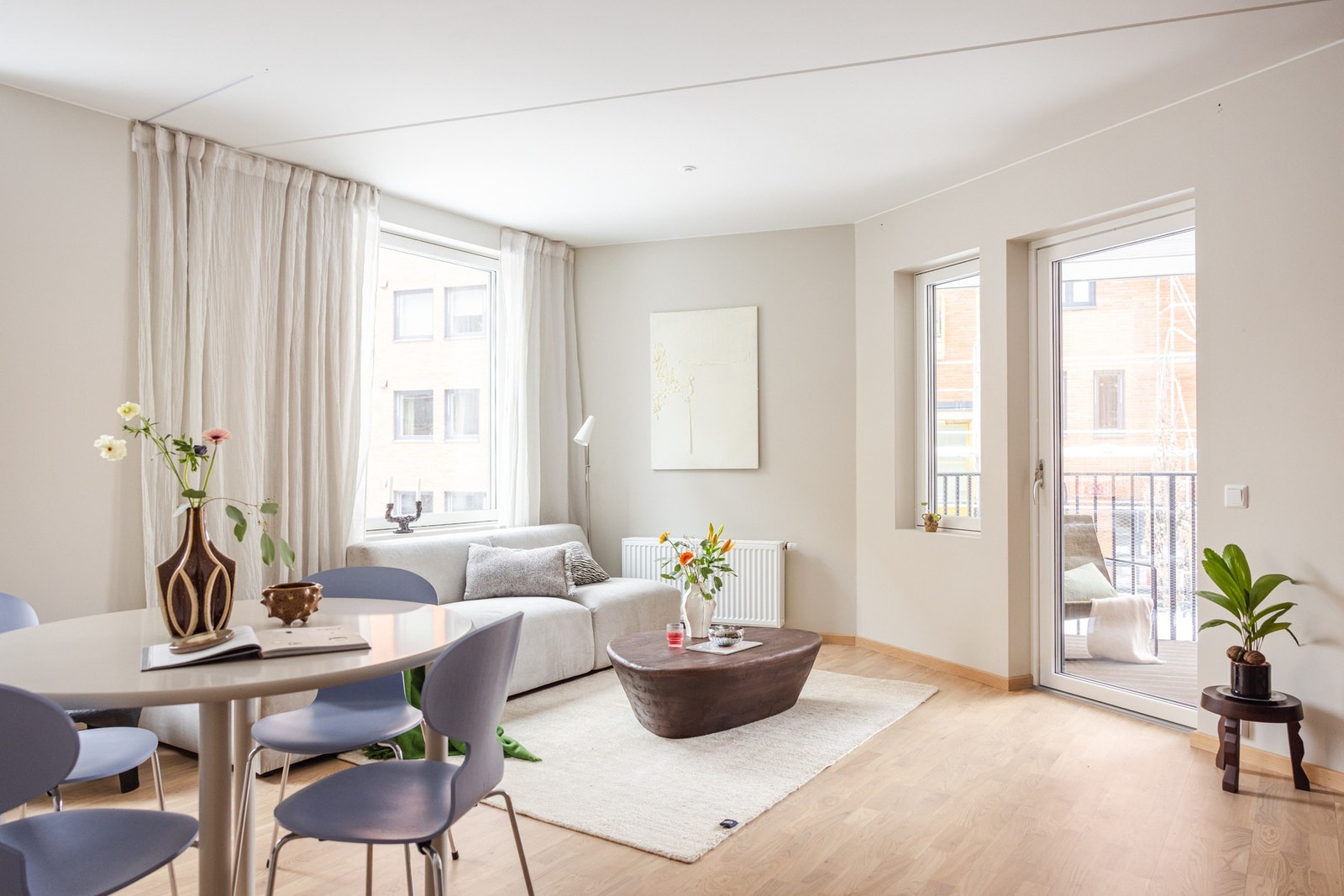 Store vinduer og romslig stue byr på god plass til alternativ møblering. Galleribilde