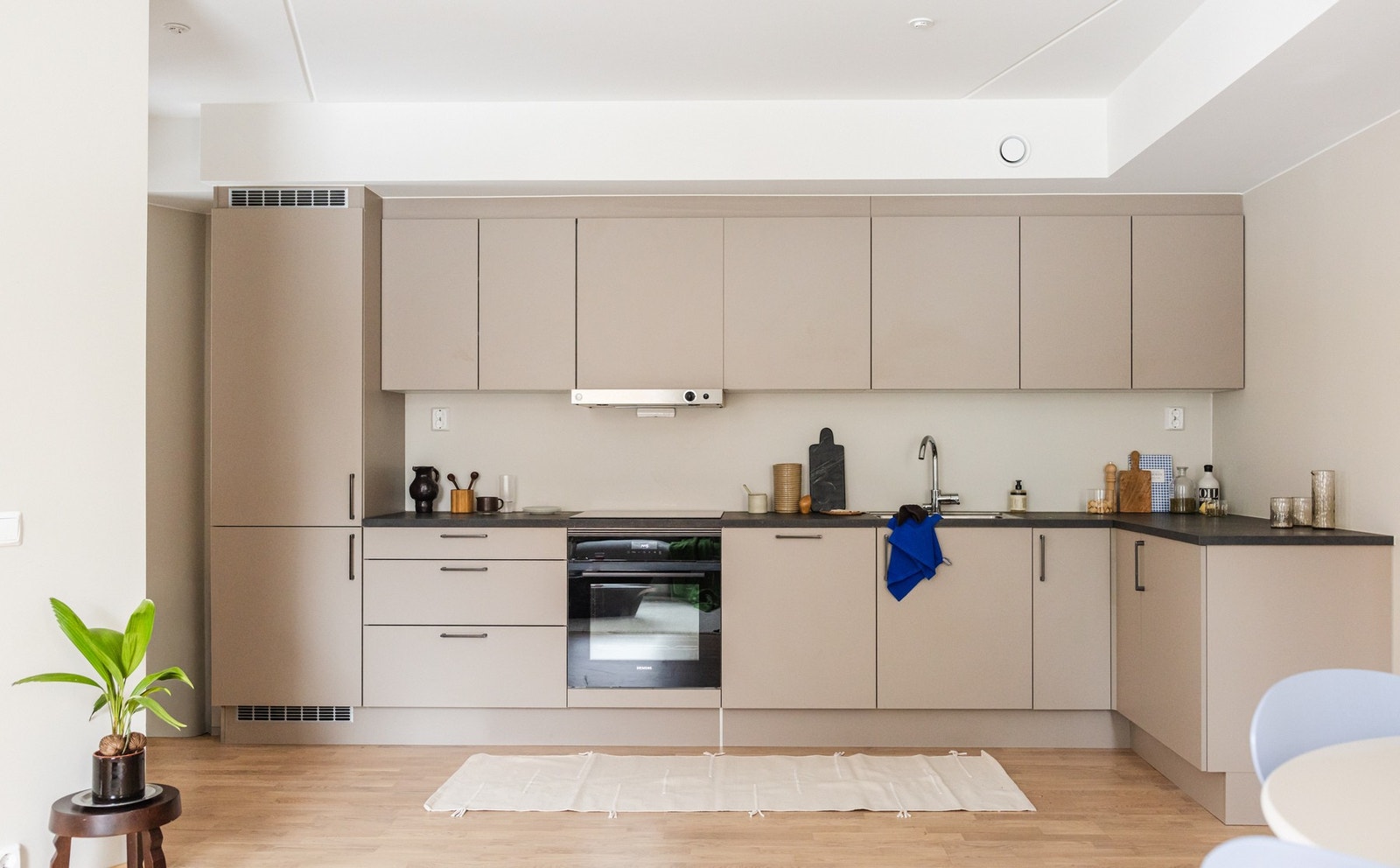 Praktisk og pent kjøkken fra HTH med integrerte hvitevarer fra Siemens. Galleribilde