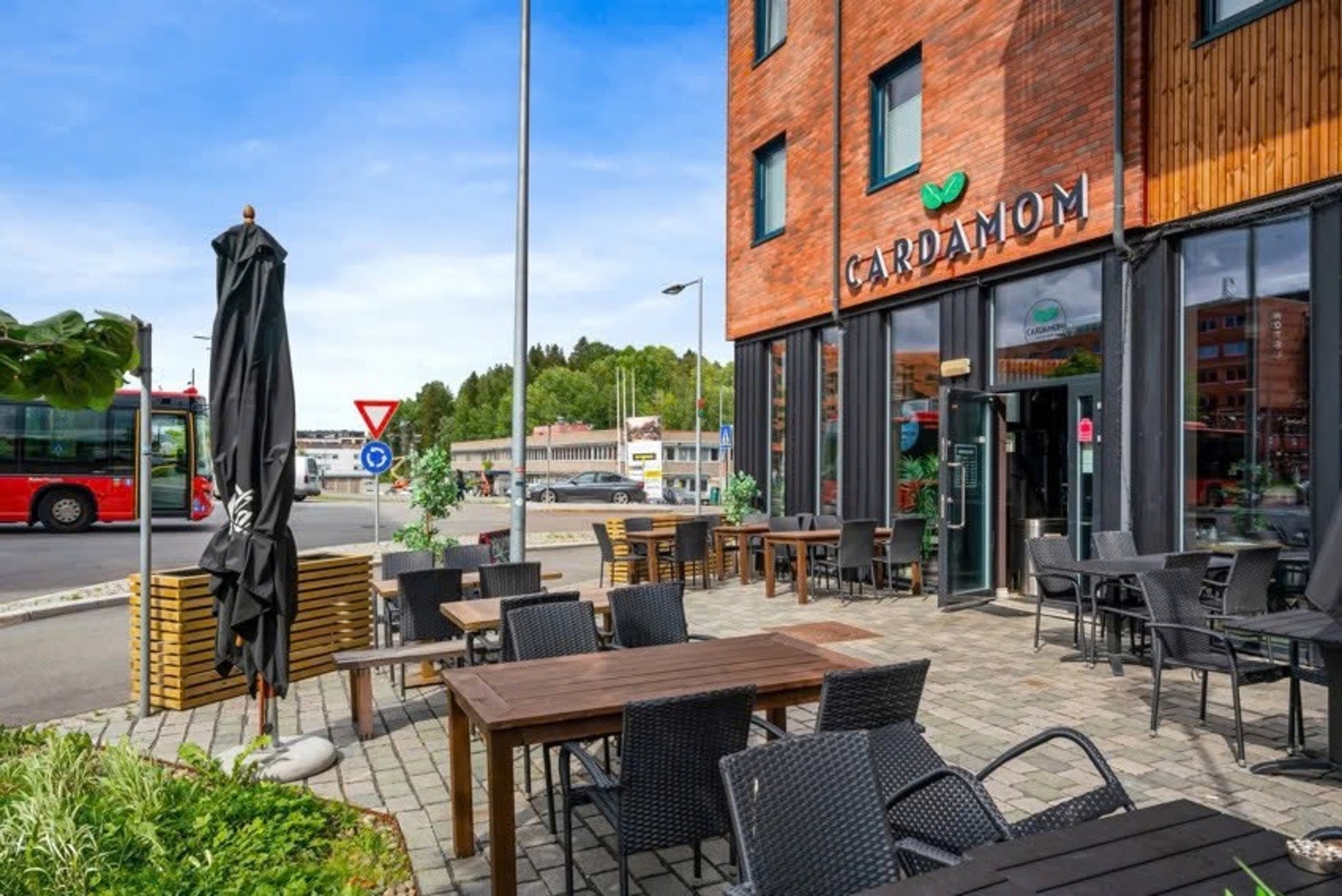 Rett i nærheten ligger Triaden kjøpesenter og Metro kjøpesenter. For dagligvarehandel finnes både Rema 1000 Løkenhagen og Extra Triaden i umiddelbar nærhet. Galleribilde