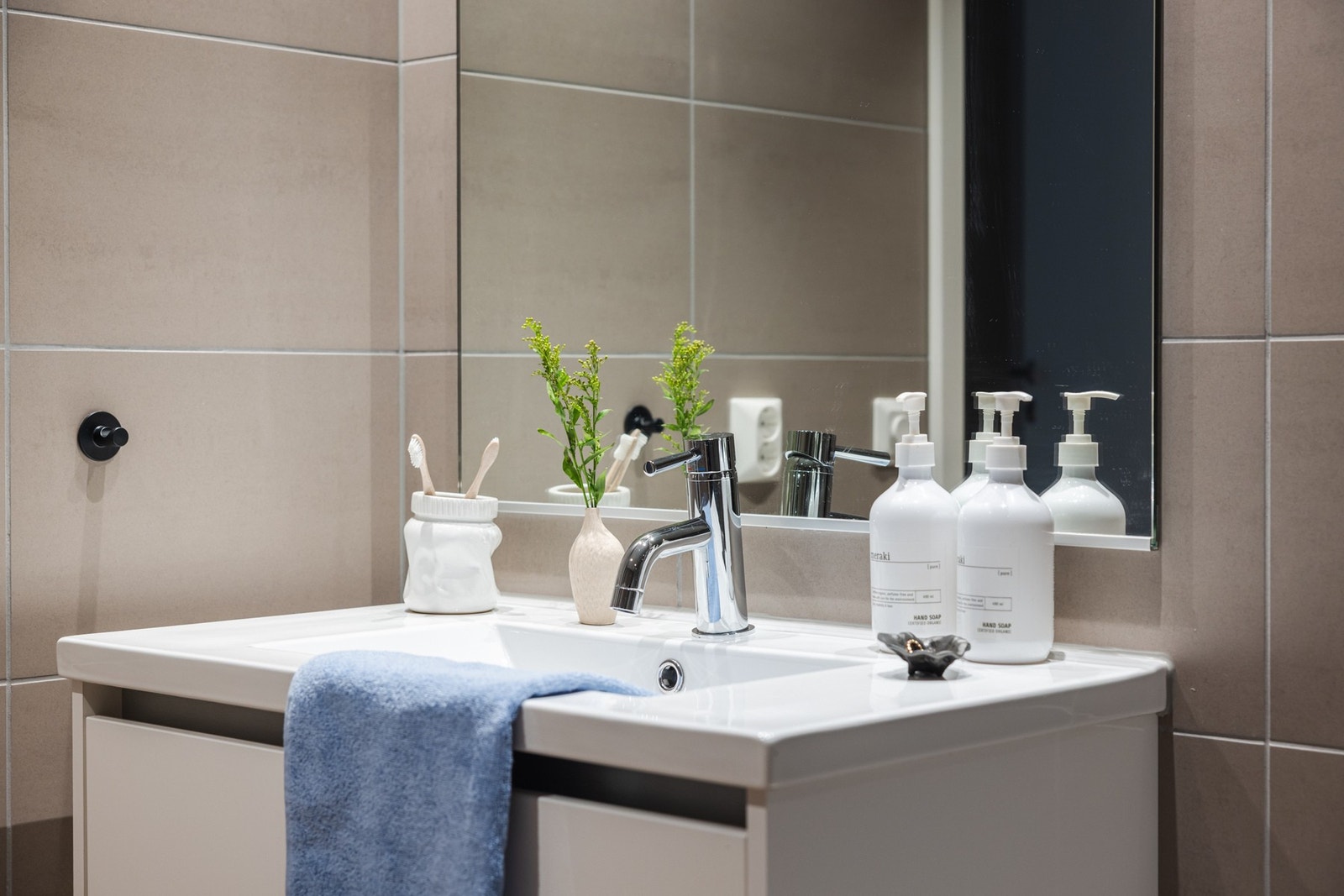 Over servanten er det montert et utenpåliggende speil i samme bredde som innredningen, og servantbatteriet i krom fra Italienske Tapwell setter prikken over i-en. Galleribilde