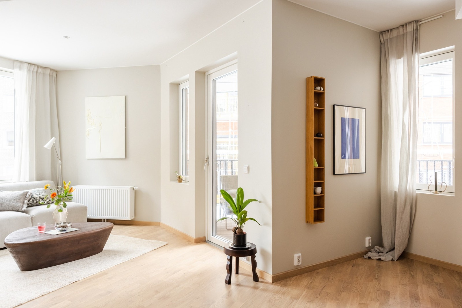 Enkel adkomst til stue fra SØ-balkong. Stue/kjøkken byr på rikelig med naturlig lys fra to himmelretninger. Galleribilde