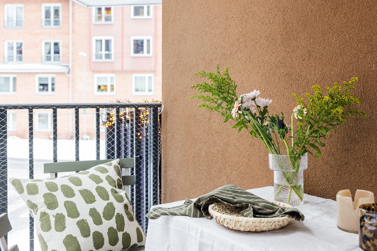 Solrik og rolig beliggenhet på sydøst balkong. Galleribilde