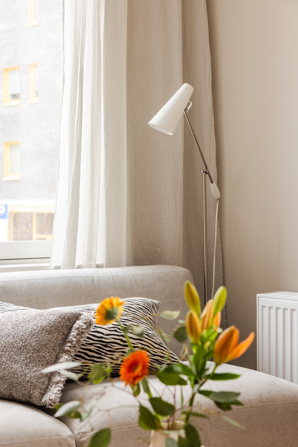 Oppvarming via radiatorer tilknyttet fjernvarme på vegg. Galleribilde