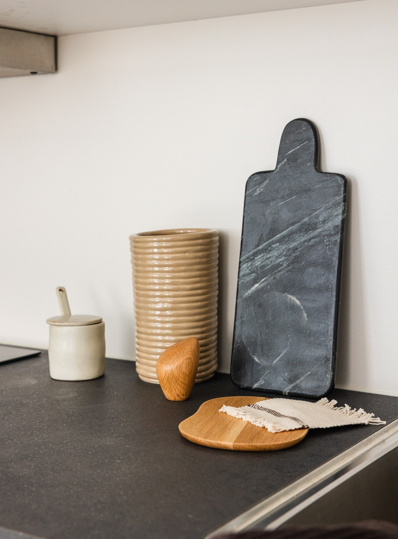 Resultatet er et gjennomført kjøkken hvor stil, kvalitet og funksjonalitet står i perfekt harmoni. Galleribilde