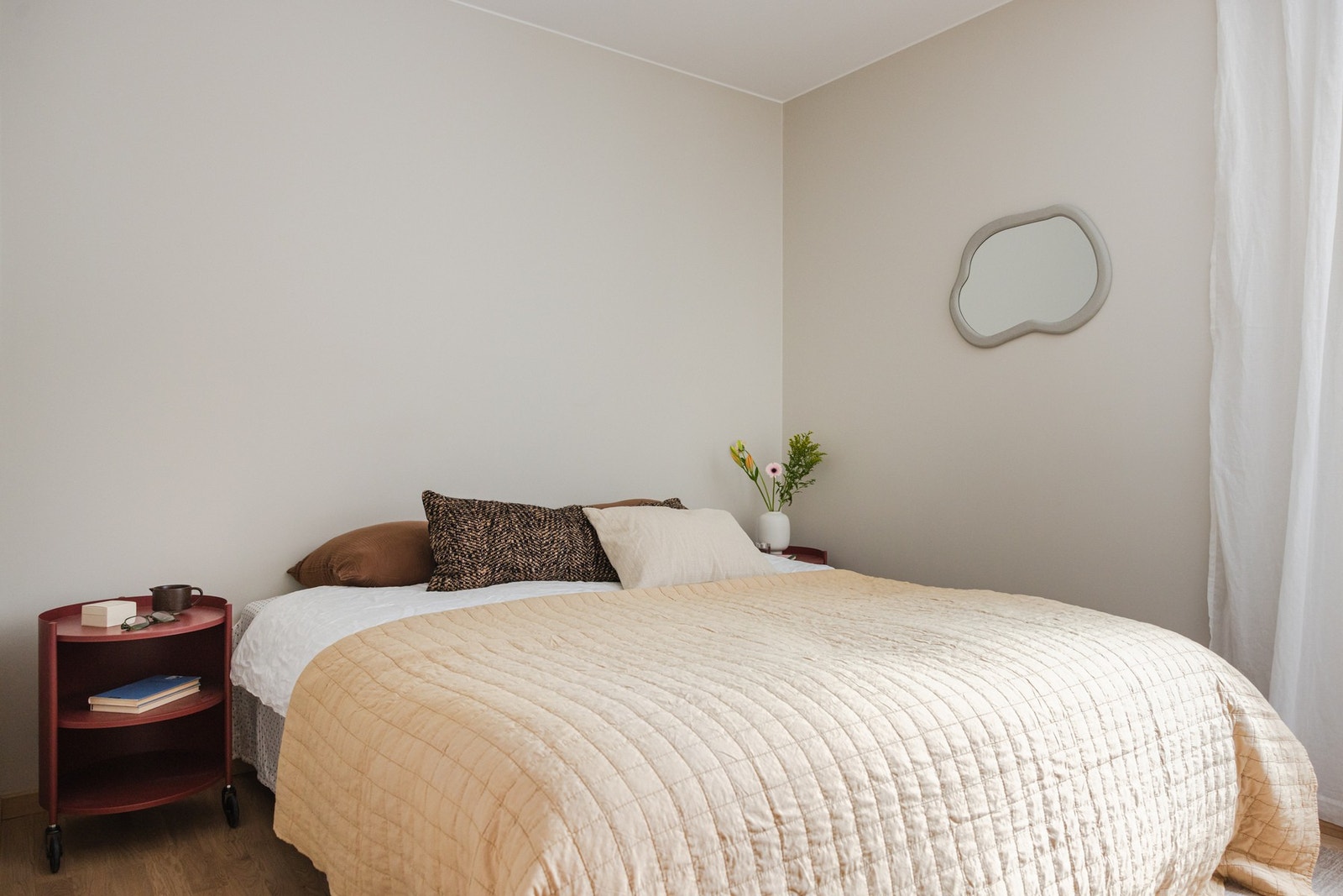 Hovedsoverommet byr på morgensol og god plass til klesskap. Galleribilde