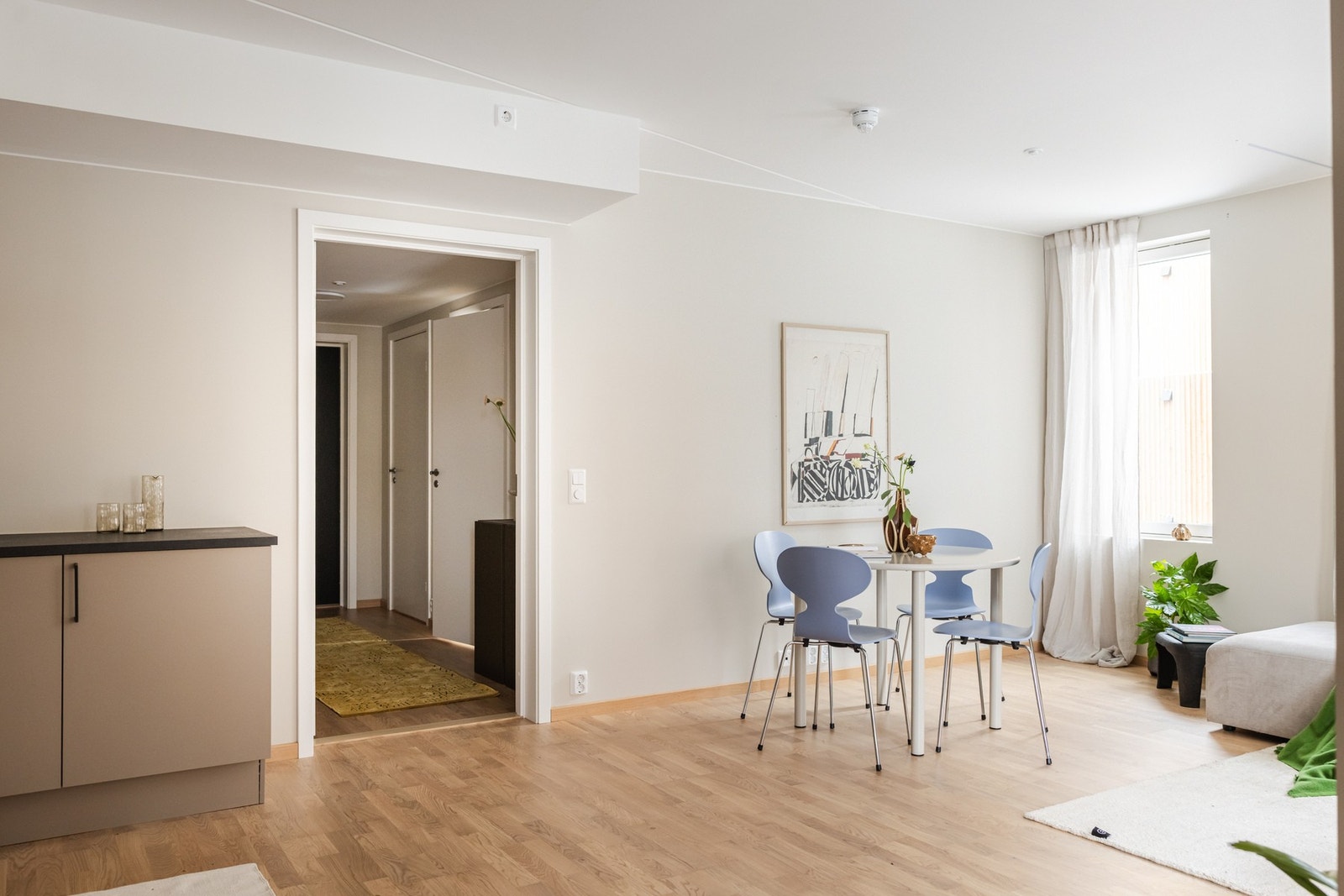 Store veggflater i stuen for oppheng av kunst eller personlige bilder. Galleribilde