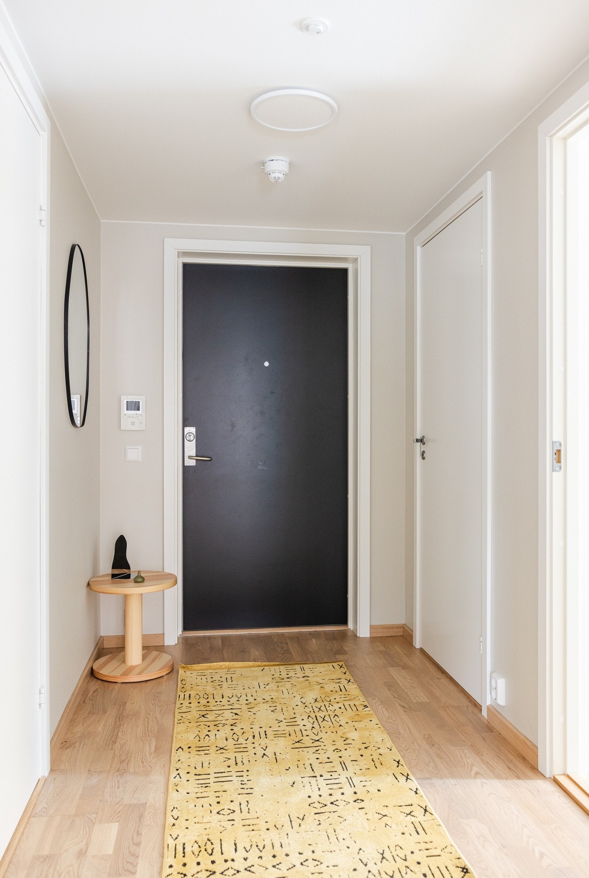 Romslig entré byr på plass til oppheng og eventuelle skapløsninger. Galleribilde